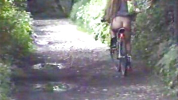 Brunette байна хөхөх нь асар том тахиа